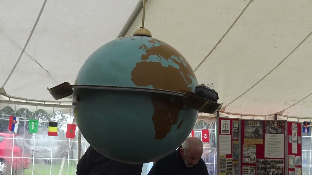 Trix Globus mit blauer E10 und Touropa Wagen