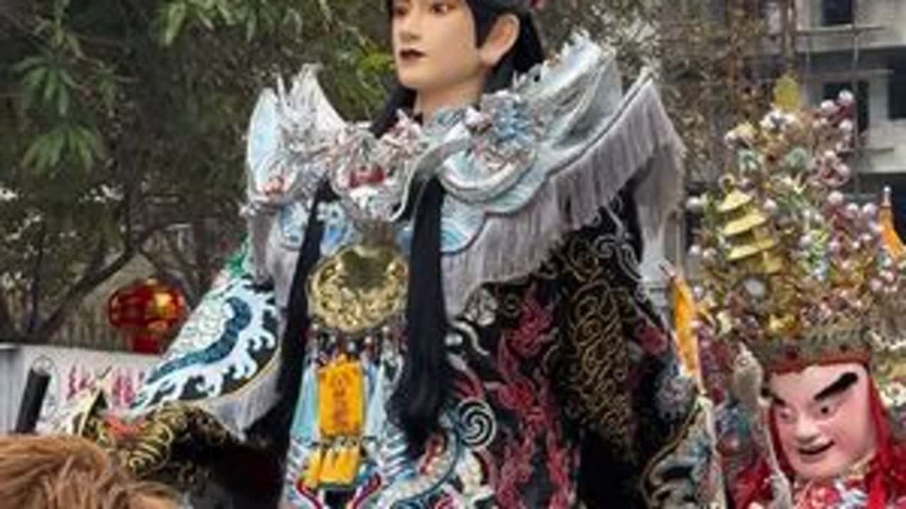 过年就来福建看游神。吃到了华光大世子和金龙太子给的棒棒糖#福建游神 @三胞胎ABCD的日常 @三胞胎ABCD姐姐 @三胞胎月月（受30金）💃 @三胞胎妈妈月月（好物分享）🎉