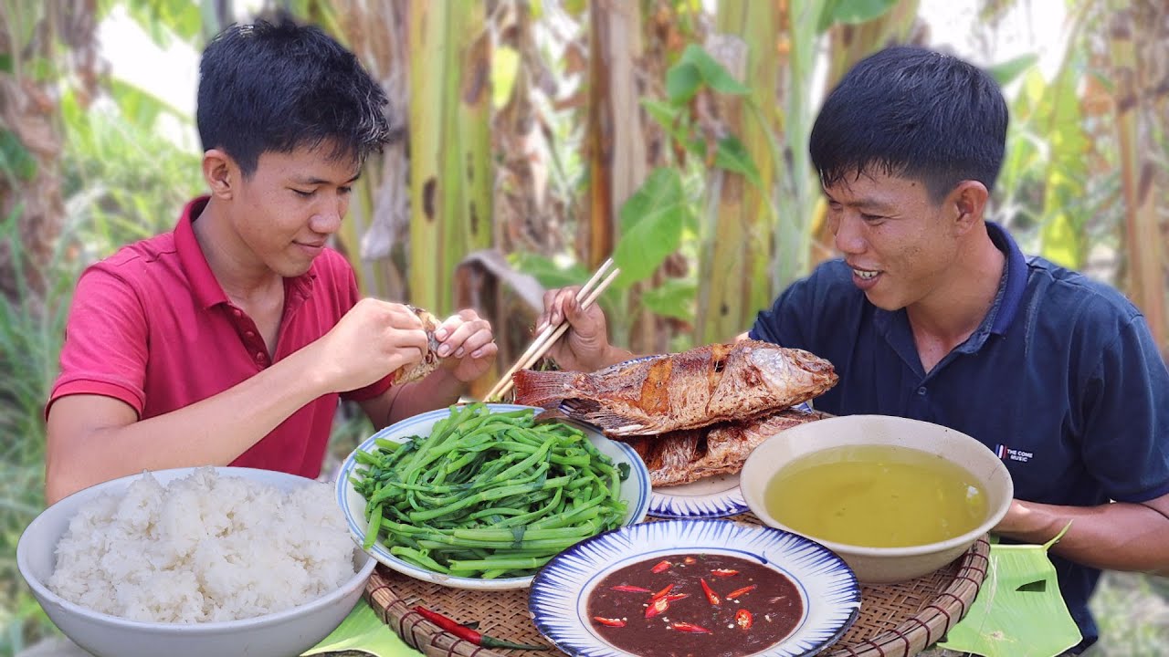 Bữa Cơm Ngon Ngoài Đồng ● Cá Chiên, Rau Luộc Chấm Mắm Ruốc Quê Nhà | VTNam Vlog #60