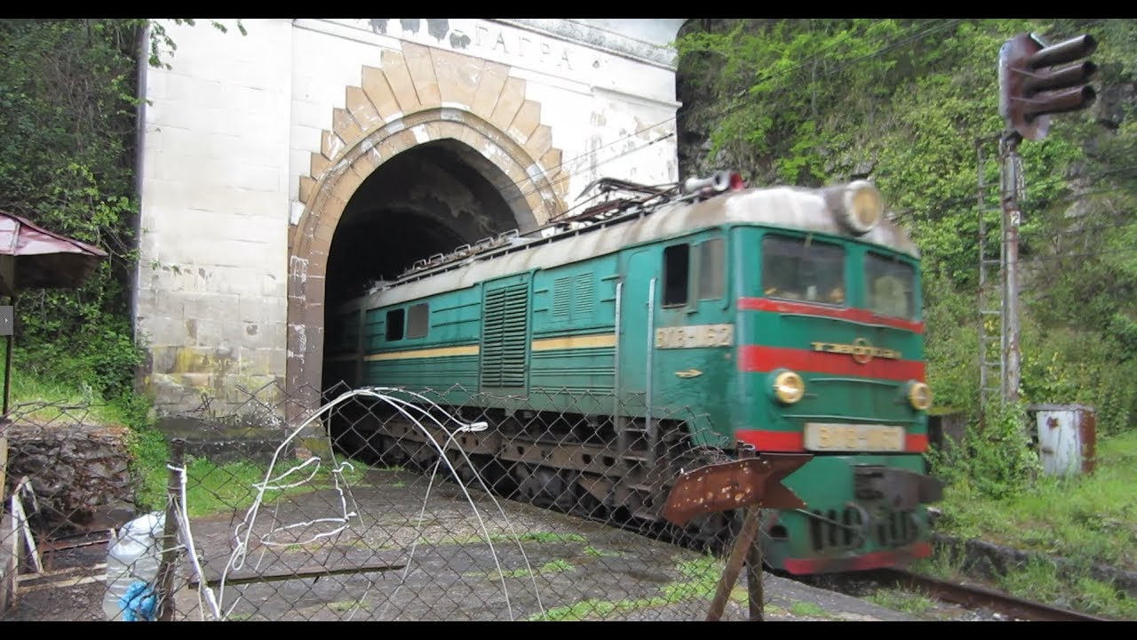 Электровоз ВЛ8-1162 с грузовым поездом. Платформа Абаата, Гагра, Абхазия.