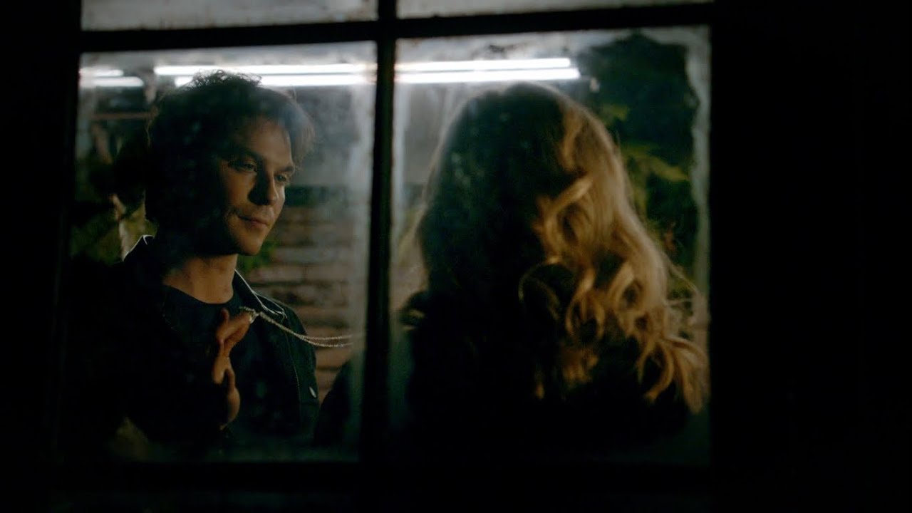 TVD 8x15 - Damon lends Elena's necklace to Caroline. 