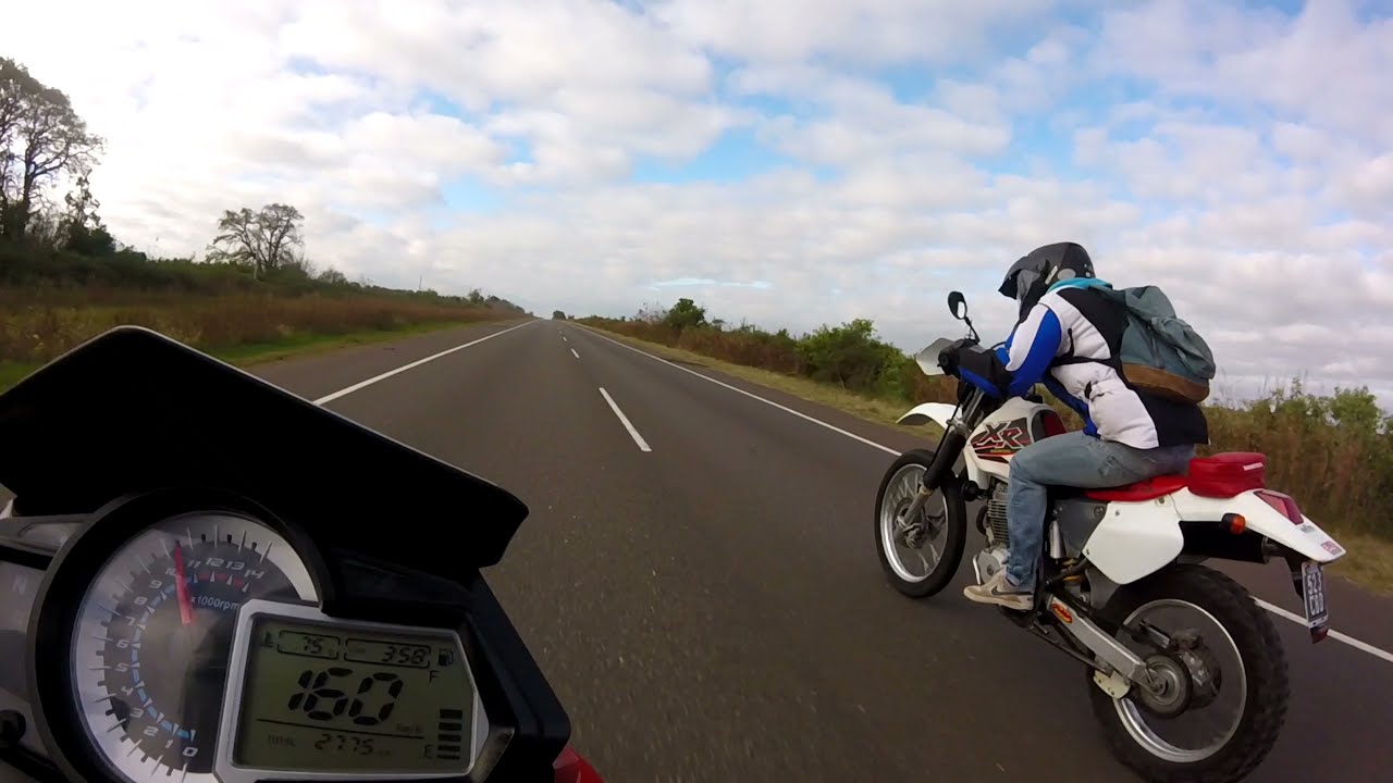 Benelli TNT300 vs Honda XR400 a todo gas!!