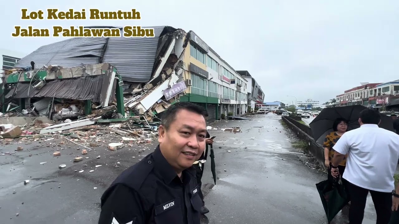 TRAGEDI LOT KEDAI RUNTUH Akibat Tanah Mendap Di Jalan PahLawan Sibu Sarawak Borneo