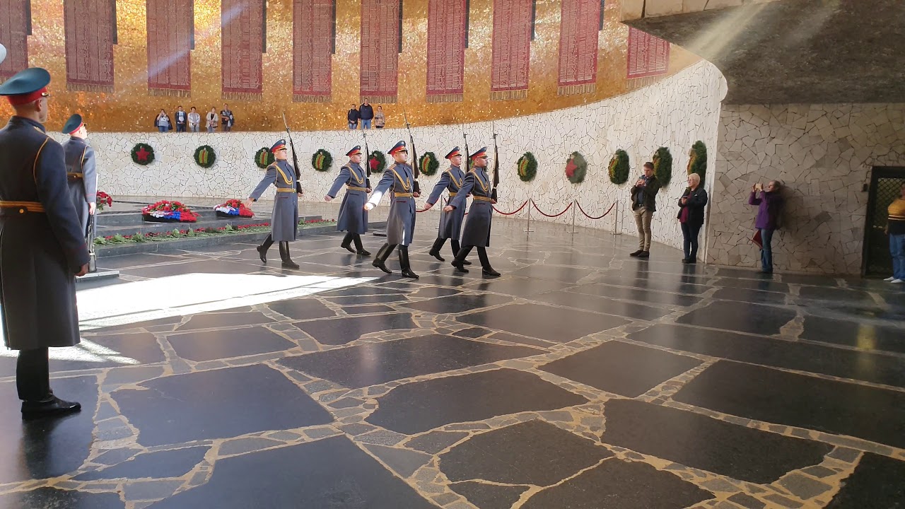 Wachablösung in der Halle der Toten auf dem Mamajew Hügel 25.9.2019