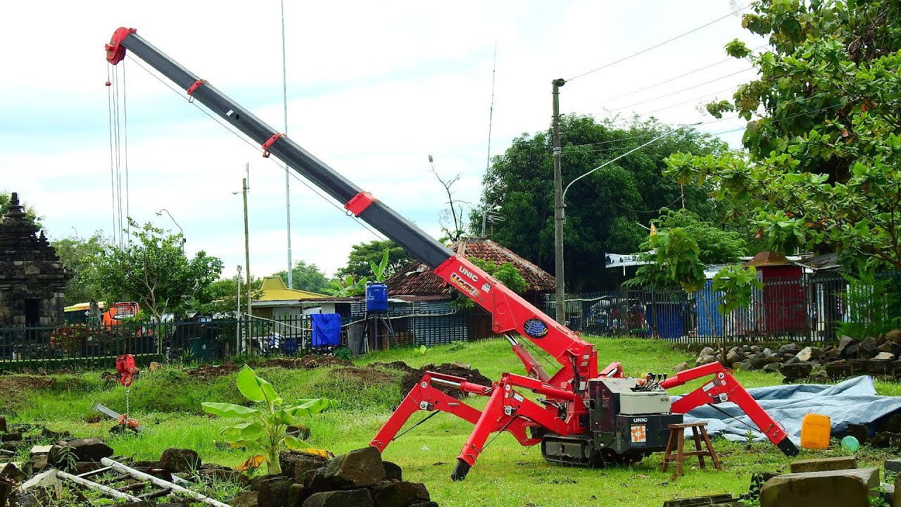 UNIC URW-295 SPIDER CRANE Mini Crawler Crane moving Thousand years Temple Stone