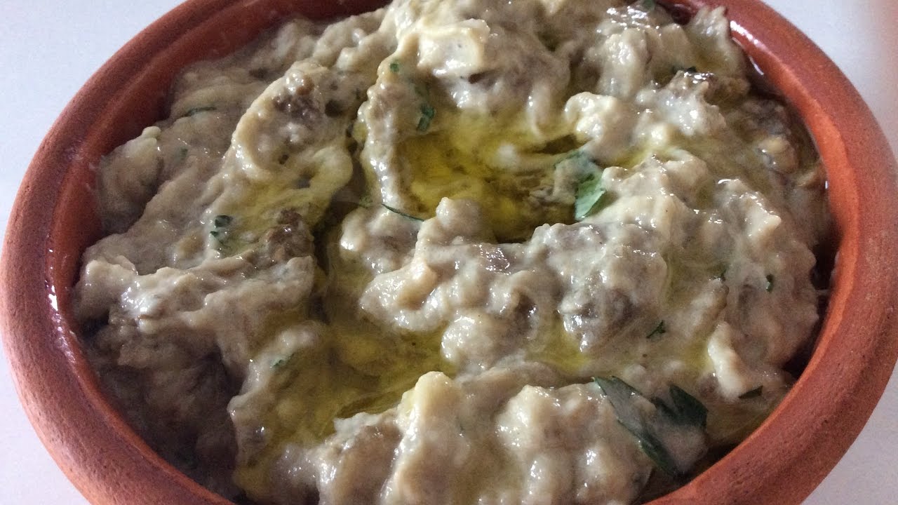 Łatwy przepis na baba ghanoush-pastę z pieczonego bakłażana.