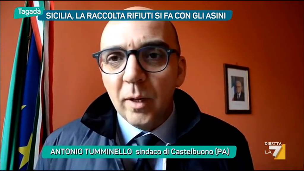 Sicilia, la raccolta rifiuti si fa con gli asini