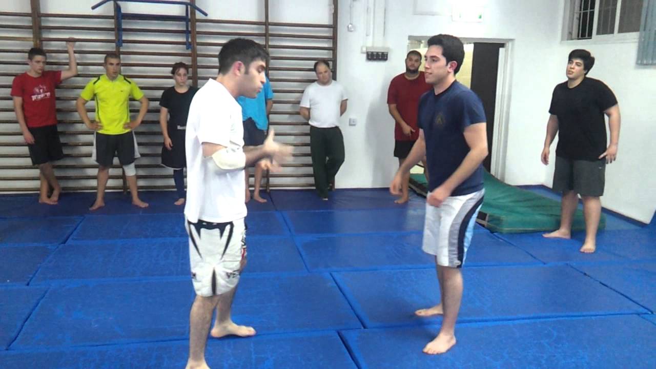 חניקת טראינגל בקפיצה מעמידה. flying triangle . ג'יוג'יטסו MMA חיפה כרמל
