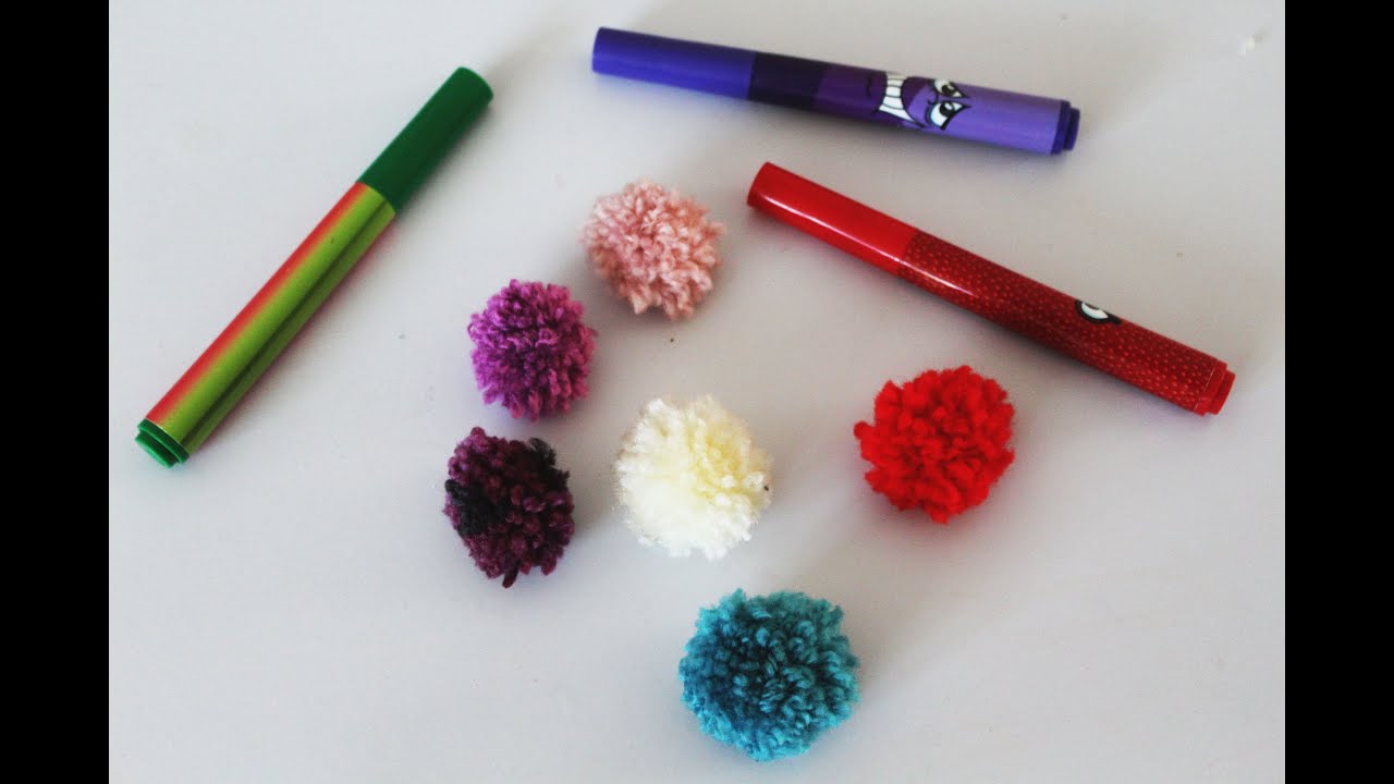 Jak zrobić pomponiki z wł&oacute;czki na widelcu. How to make easy yarn pom poms.