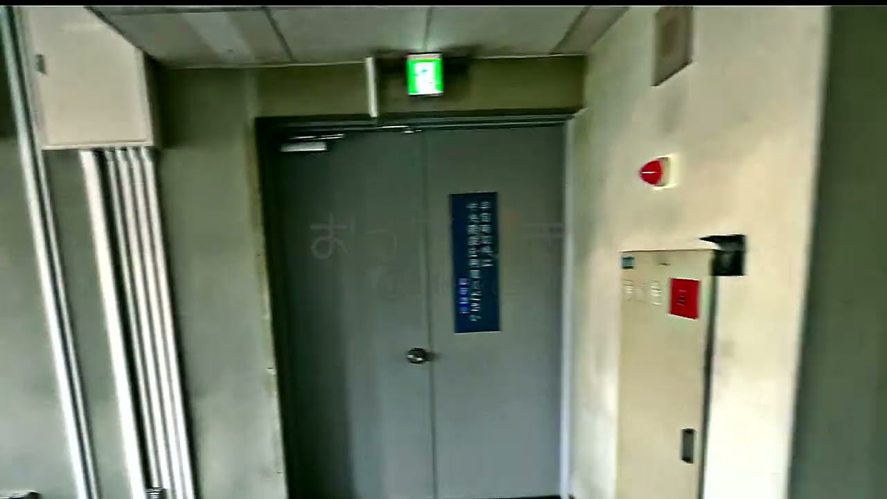 無人の雑居ビルを歩く