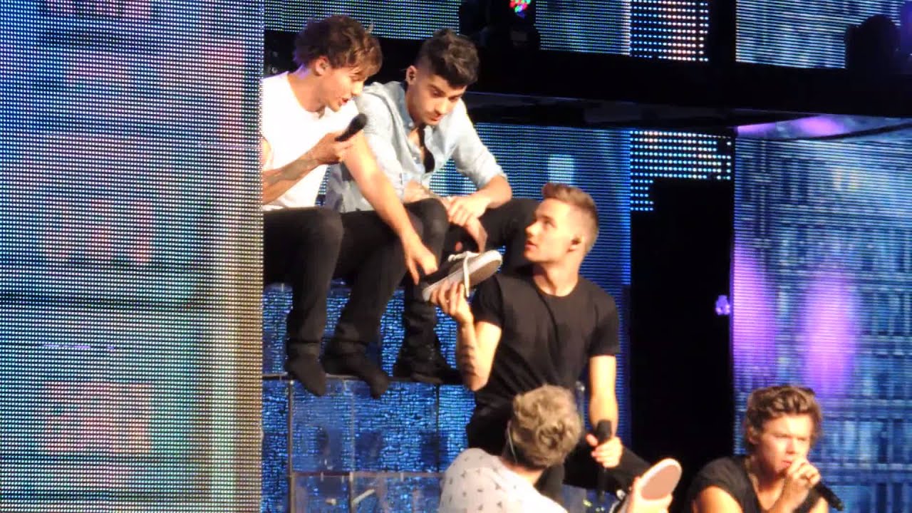 One Direction performing Moments in Tinley Park (Chicago) July 14, 2013