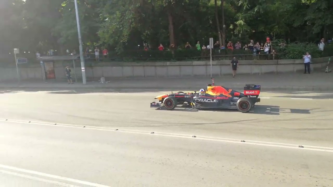 Дейвид Култард пилотира своя болид  RB7 по 