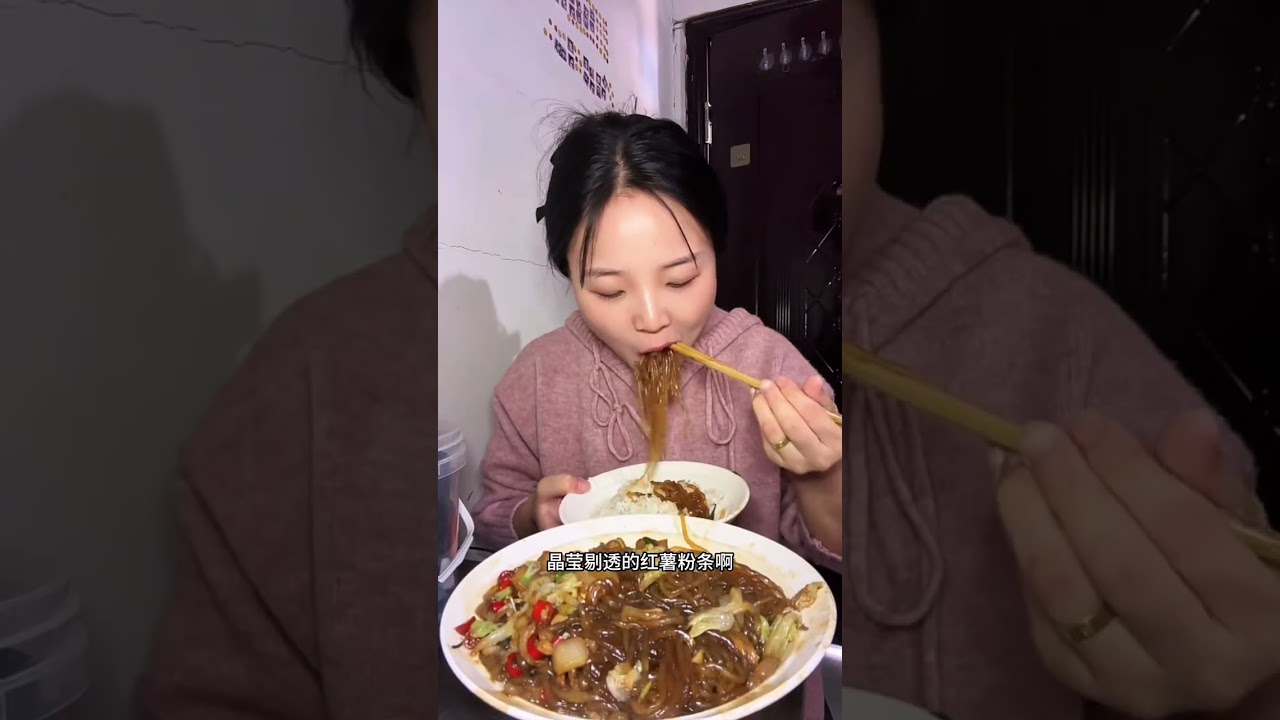 继上次的羊肉火锅之后今天又煮上了羊蝎子火锅，都说石头火烤容易爆炸，这是真的吗#vlog十亿流量扶持计划#记录真实生活 #夫妻日常 #工地大锅饭 #抖加小助手