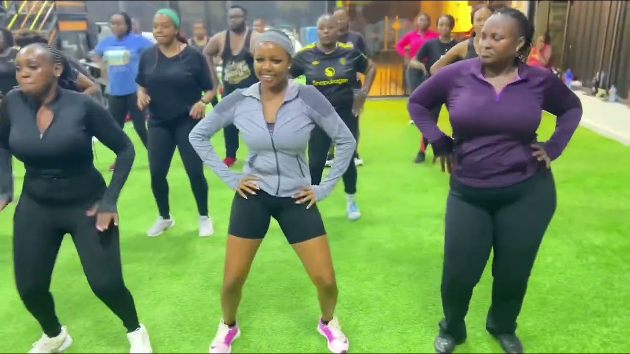 Iyanii Mikono juu Dance challenge by Pato dance fitness 