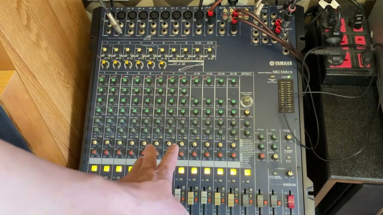 mixer yamaha 166cx