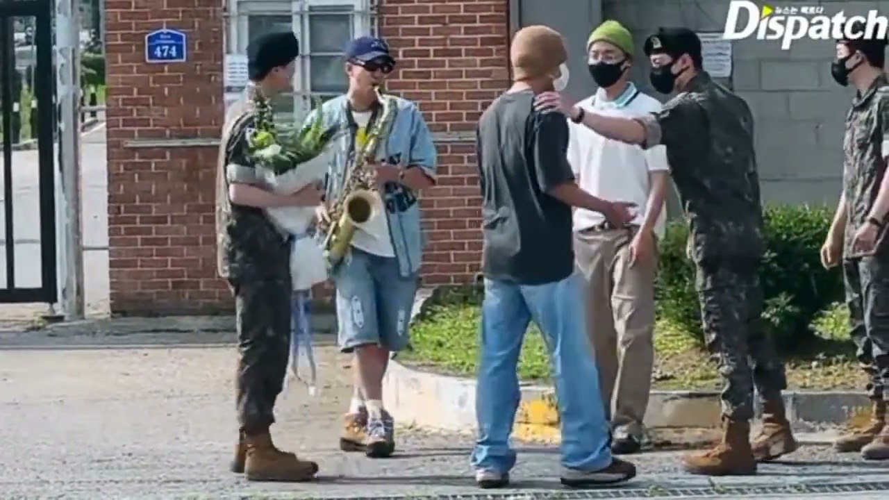 BTS esperando a Jin en su salida del servicio militar