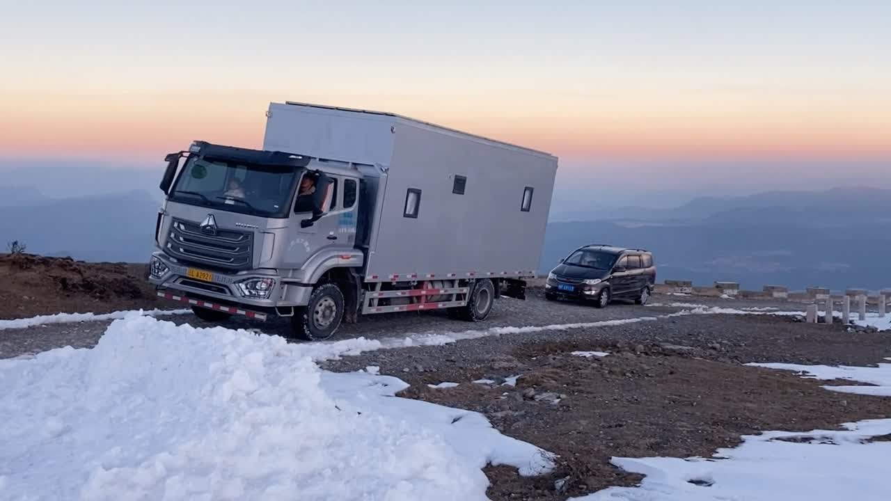 五菱神车跌下神坛，女司机自驾大理马耳雪山全靠重卡拖