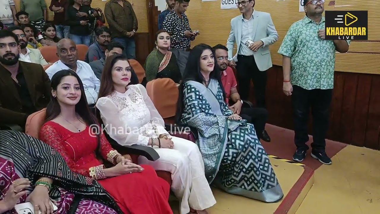 ବର୍ଷା ପ୍ରିୟଦର୍ଶିନୀ ଆସିଲେ ସବୁ ପଛରେ ଗୋଡେଇଲେ । @barsha6076 