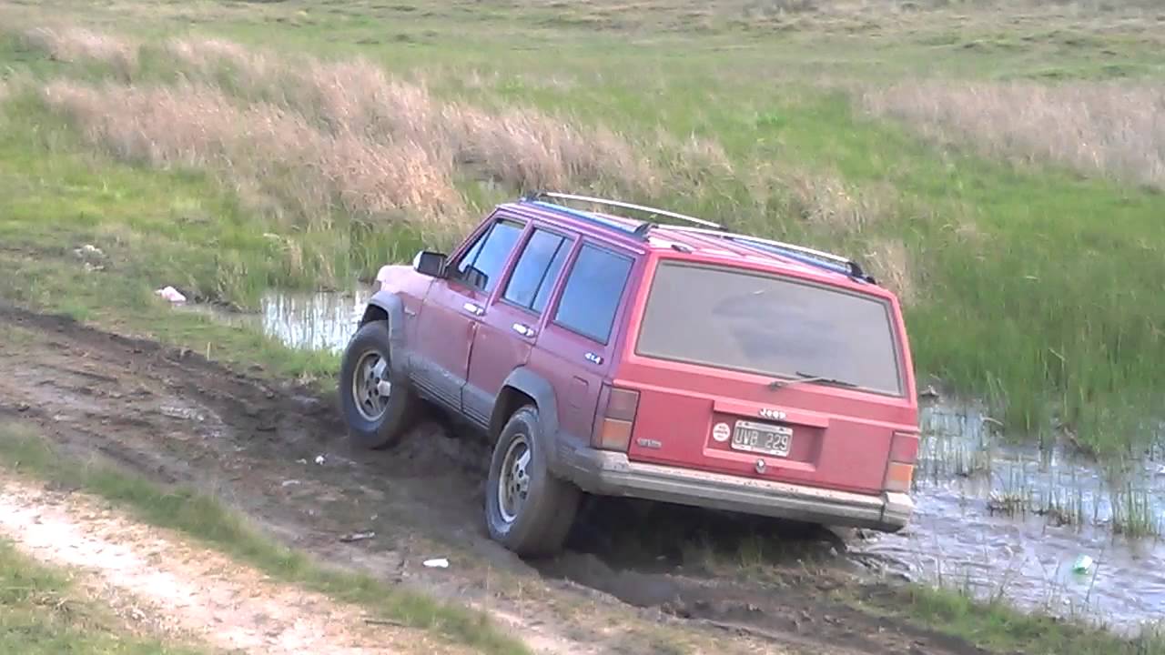 Jeep Cherokee 4.0 Mt en el barro