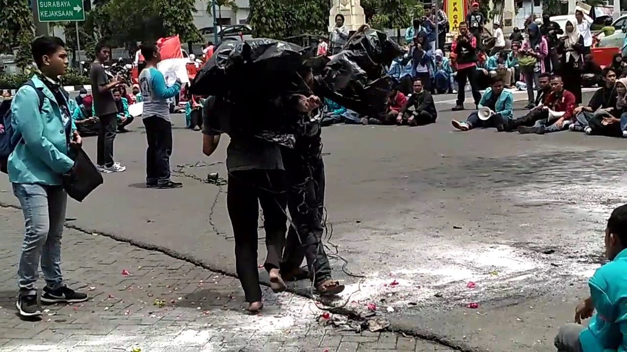 Gelar Teatrikal Sindir Jokowi, Gabungan Mahasiswa Solo Raya Tuntut Pemerintah RI Atas Kenaikan Harga