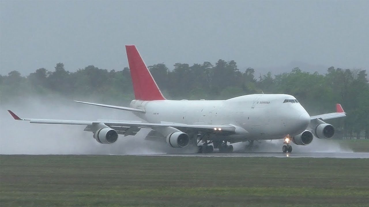 REVERSE THRUST WATERSPRAY Aerotranscargo Boeing 747 landing at Graz Airport | ER-BBB
