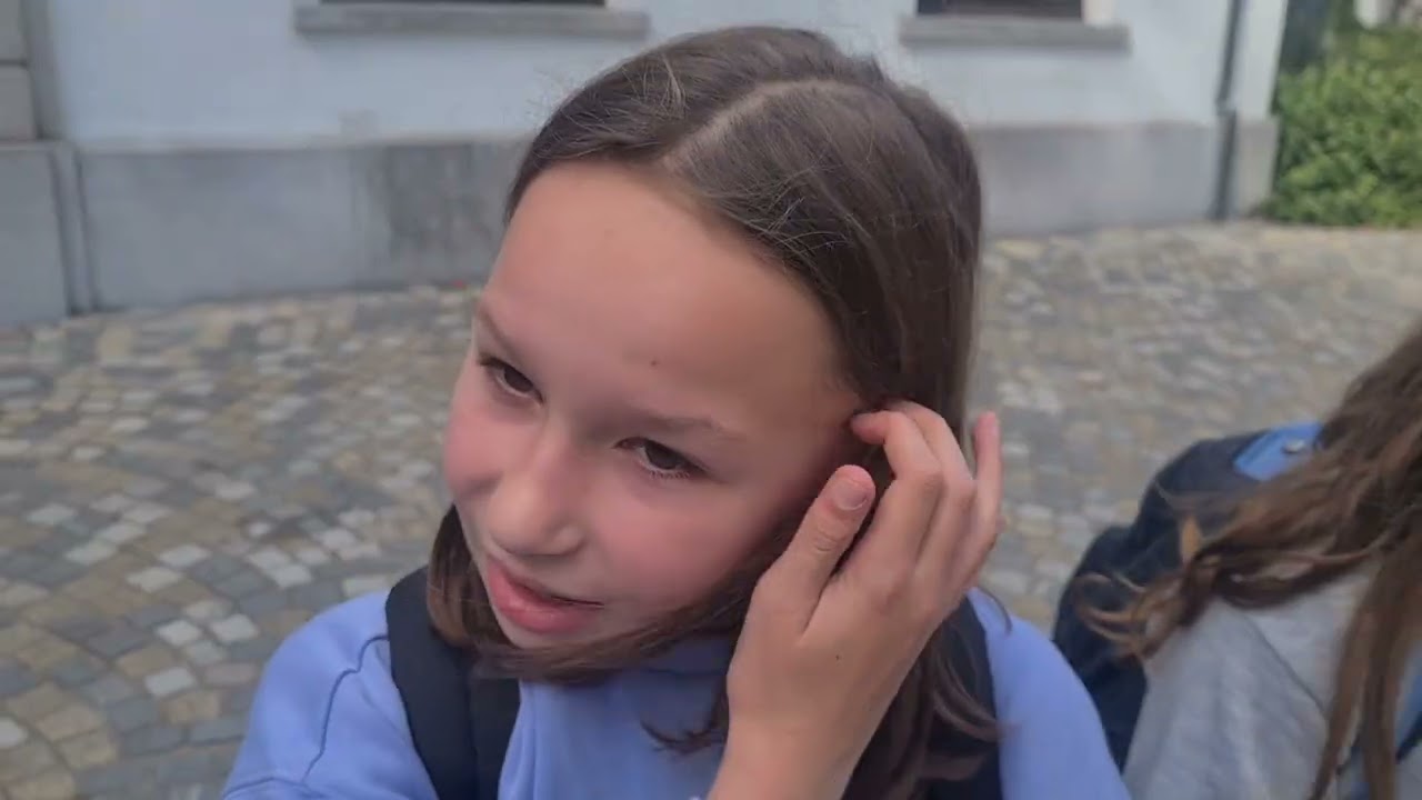 Meisjes 1A blikken terug