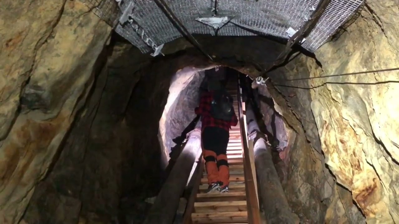Ved en traffikert vei Bak en dør skjuler det seg en mystisk tunnel. Bli med å utforsk den med meg.