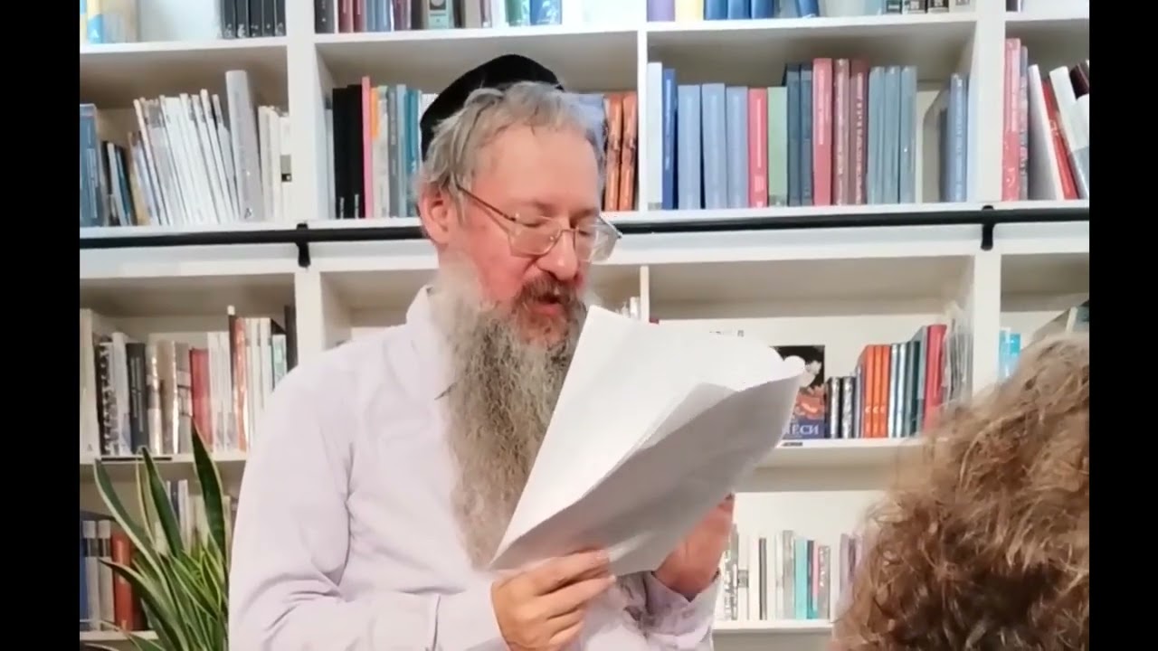 Йоэль Матвеев читает свои переводы стихов с идиша в KGallery на Фонтанке 5 октября 2025 года.