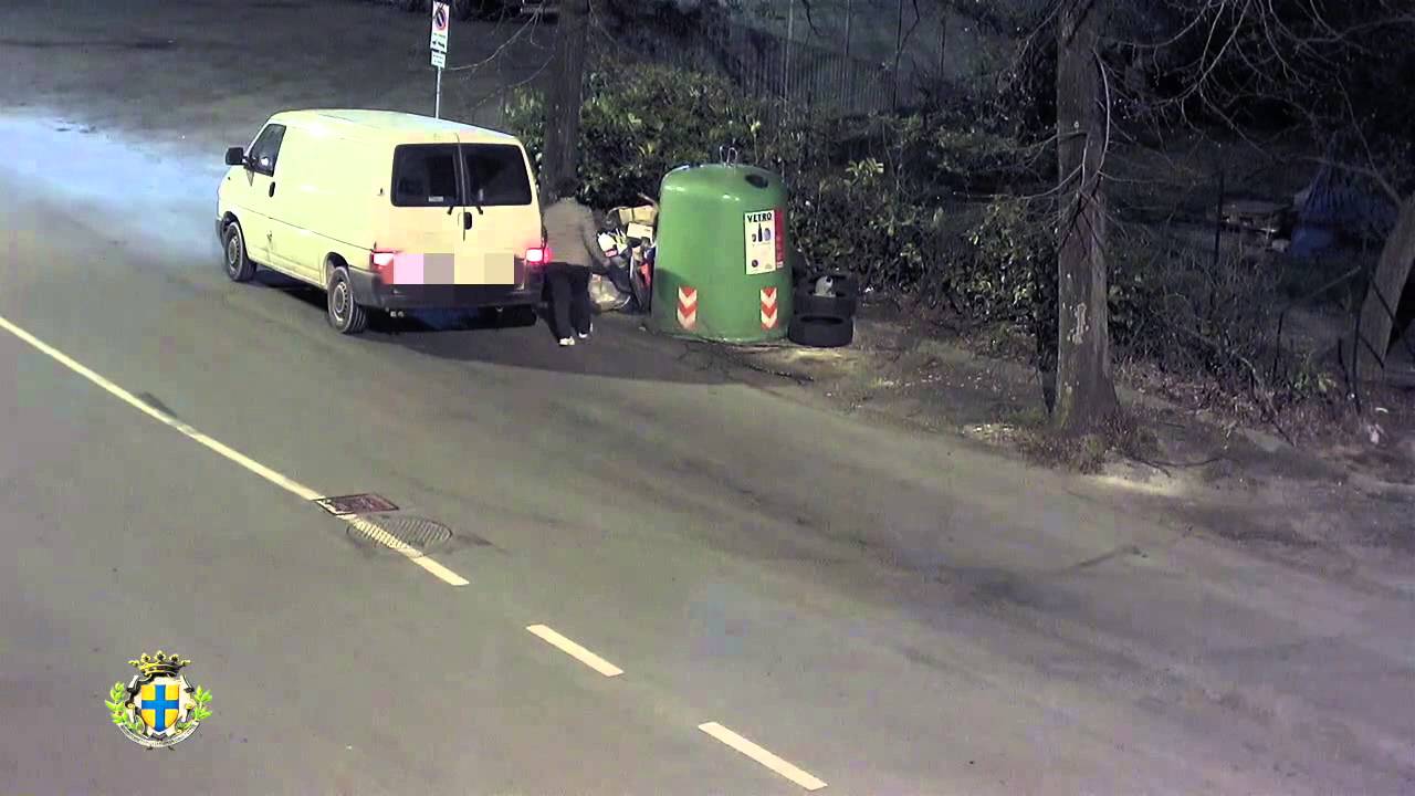 Abbandono rifiuti in via del Taglio