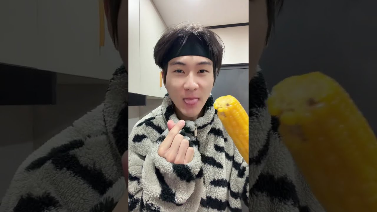 หวังอี้จวิ้น กินข้าวก่อนจะออกไปตีแบตกับแก๊งค์เพื่อน(หล่อมาก) Live 20.01.26