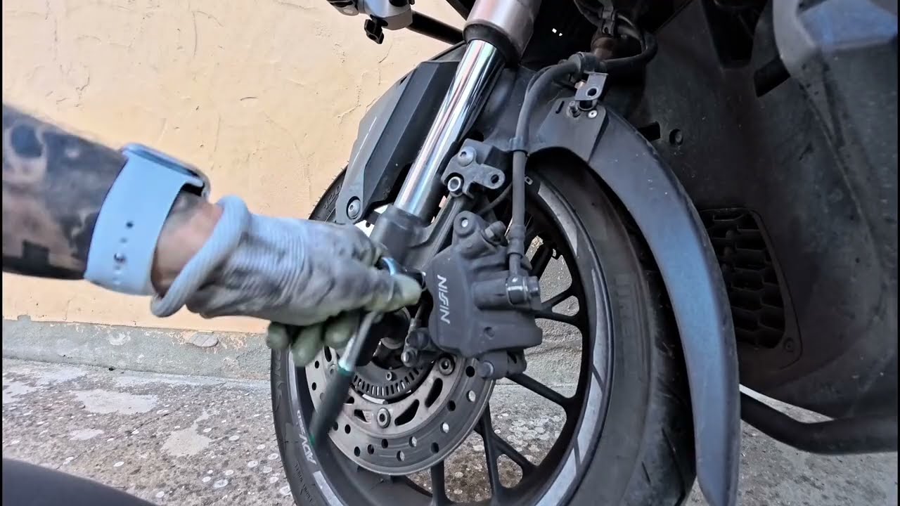 Honda adv 350 sostituzione pastiglie anteriori