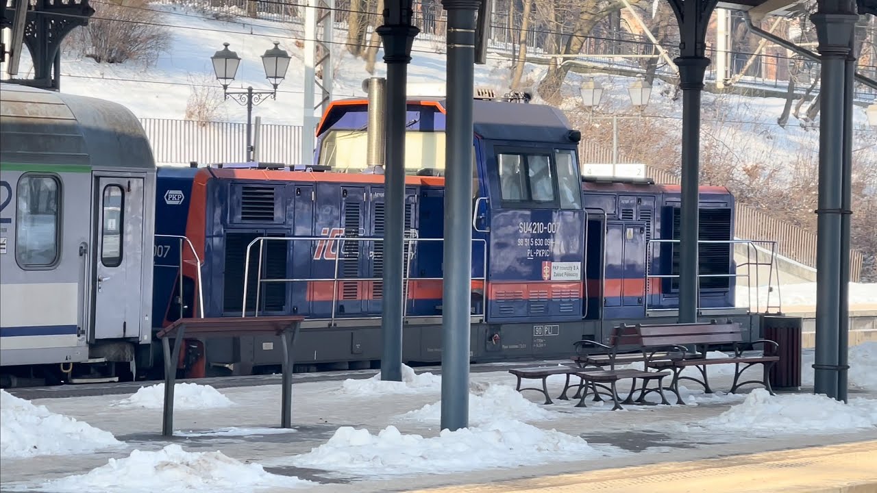 Pociąg TLK KRAJNA lokomotywa spalinowa SU4210-007 PKP INTERCITY stacja kolejowa Gdańsk Główny