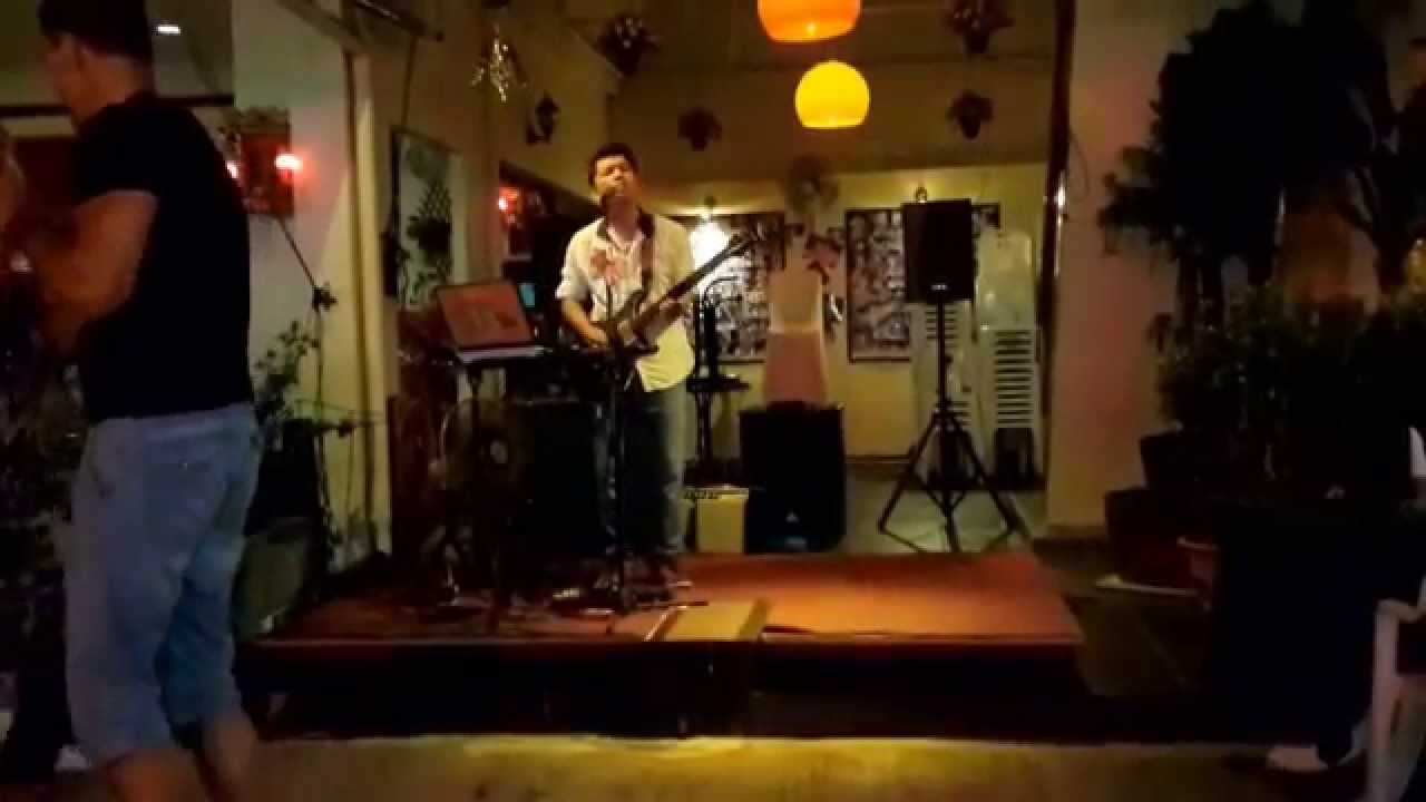 Calypso bar Karon, Phuket. Musican Kevin playing sultans of swing 1