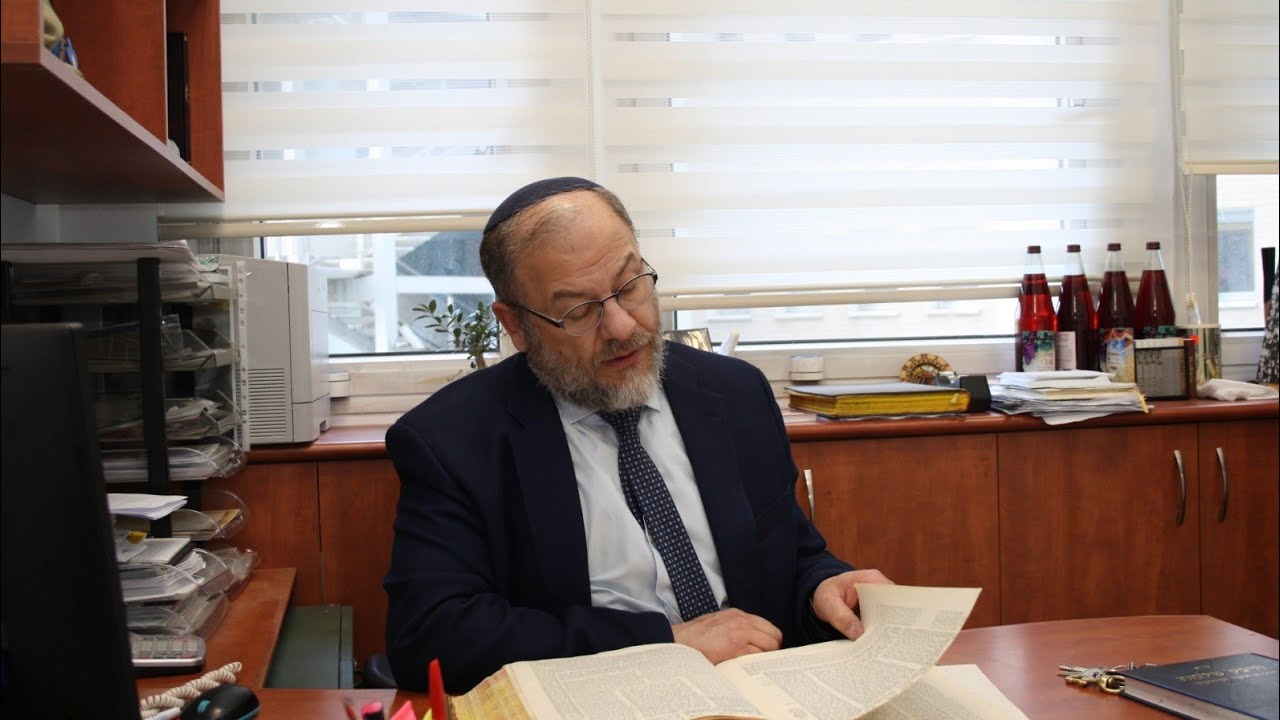 דילמה מוסרית הלכתית -  עירוי דם  מציל חיים למי שמסרב לקבלו - הרב אברהם רזניקוב שליט