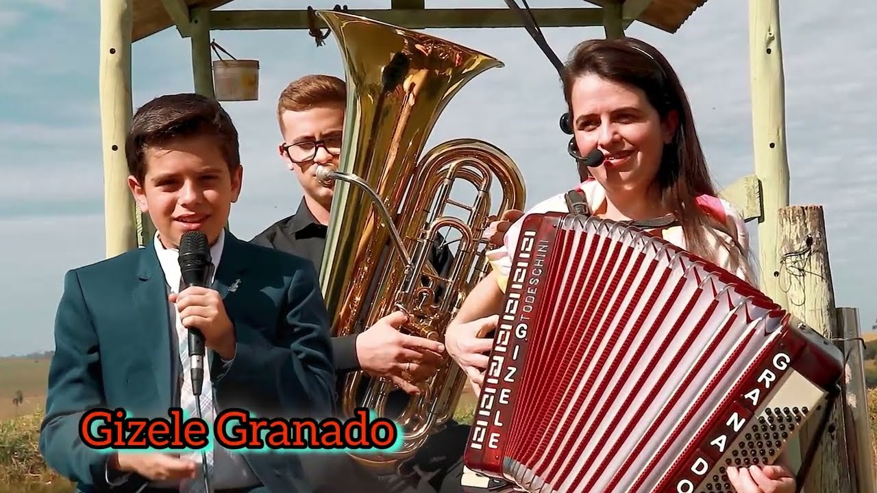 Gizele Granado tocando e cantando com os filhos/ Davi e Levi Hinos ccb
