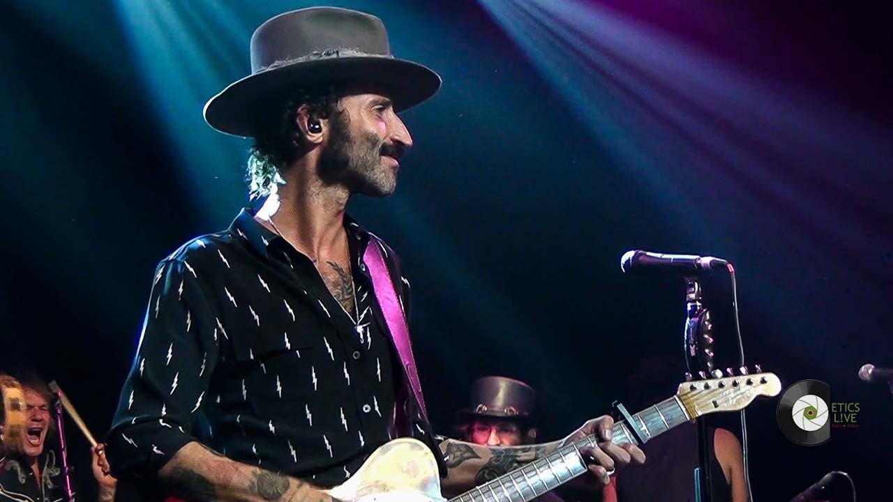 Leiva  - La lluvia en los zapatos  |  Cuando te muerdes el labio Tour ( Monterrey, México )