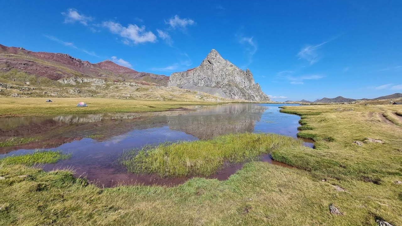 Le lac d'Anayet et ses roches rouges (Pyrénées espagnoles)