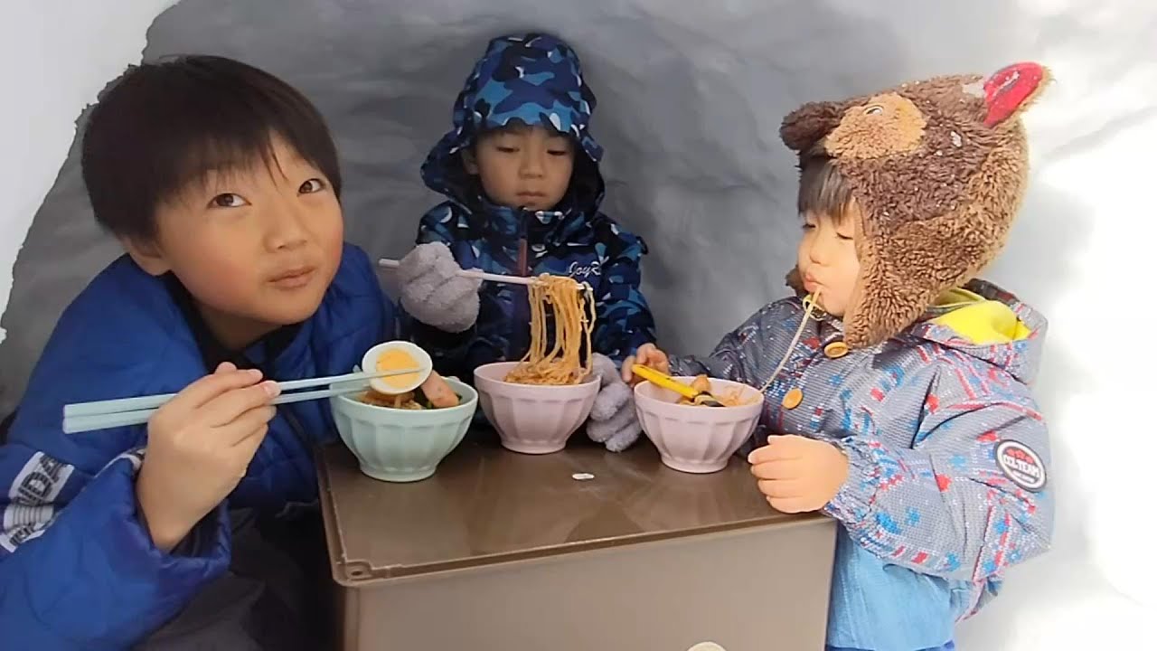 かまくらの中でチキンラーメンのお昼ご飯　