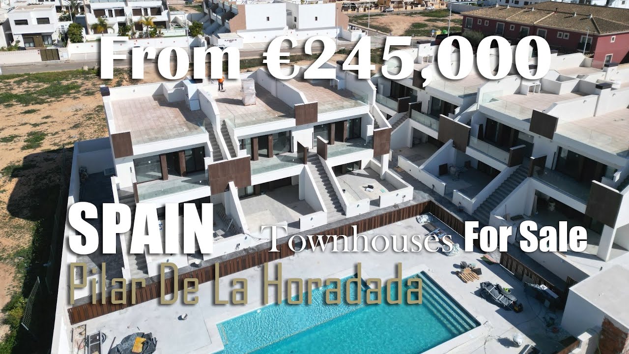 Townhouses for sale in the Seadreams complex in Pilar de Horadada, Spain | 8 minutes to the beach