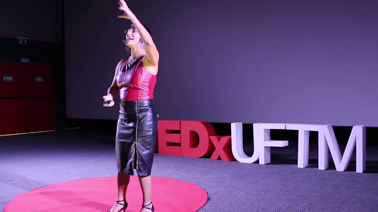Por que ela simplesmente não vai embora? | Cláudia Guerra | TEDxUFTM