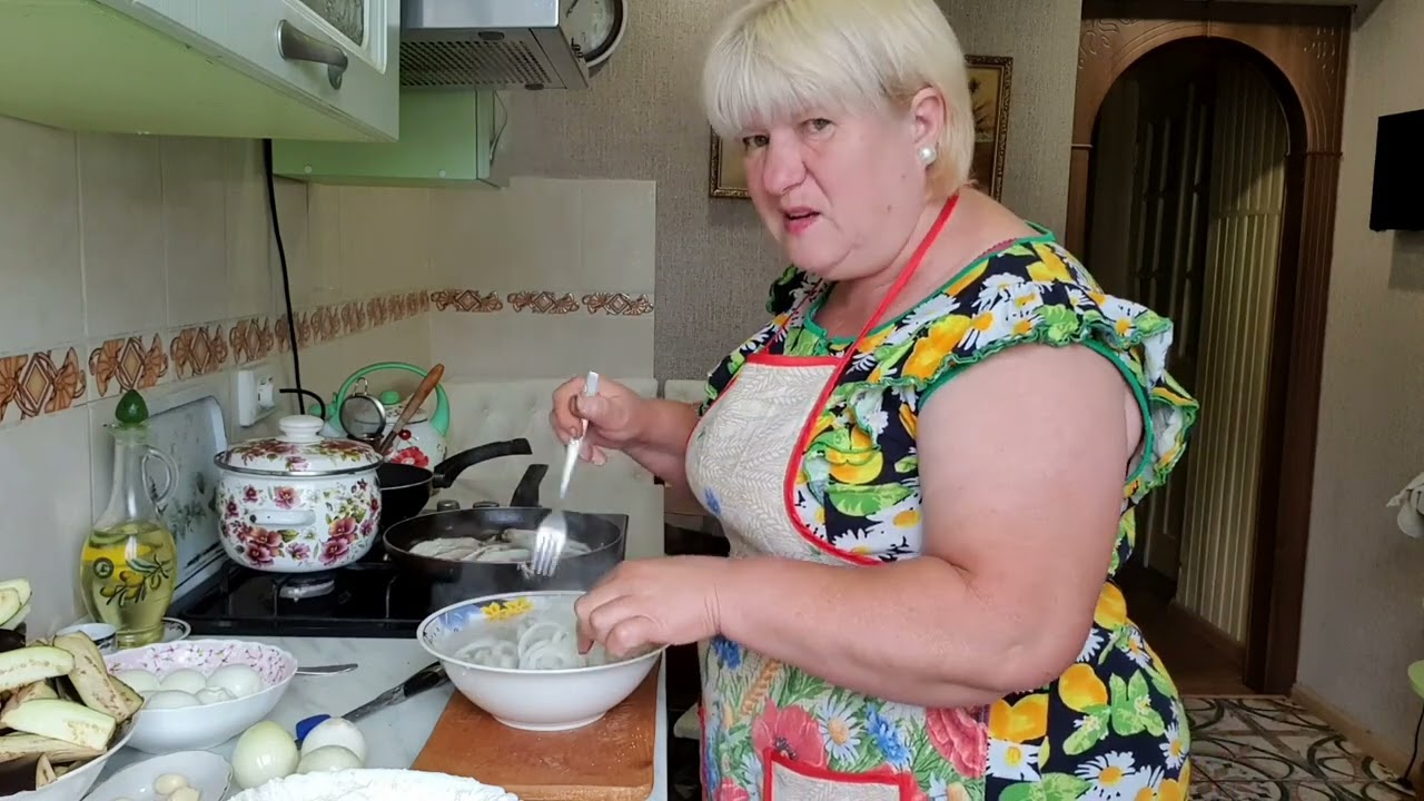 Нажарила мойвы и сделала новый салат с баклажан