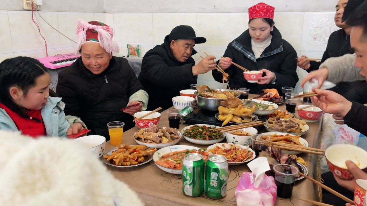 过年啦，苗大姐家过大年，简单的饭菜一家人团聚