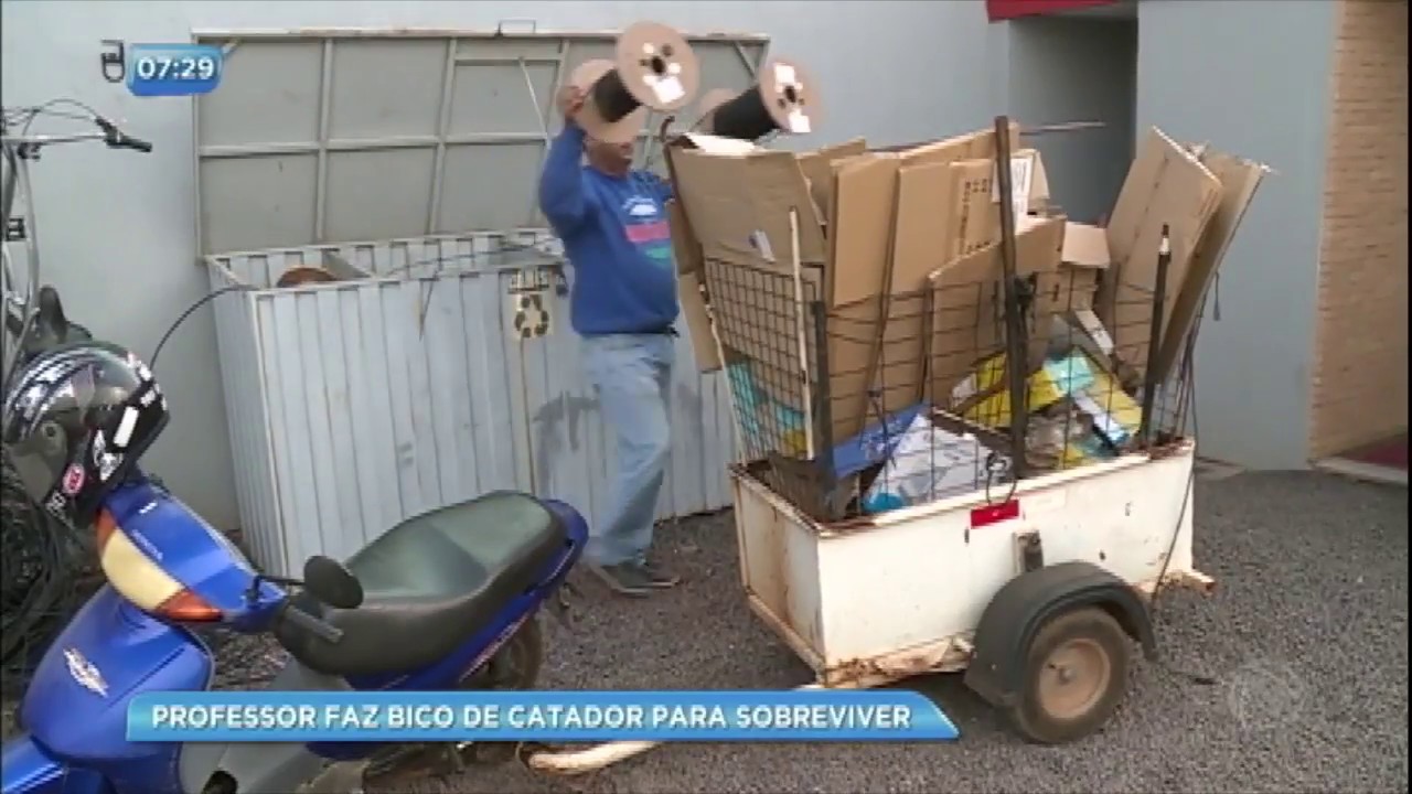 Professor faz bicos de catador para sobreviver