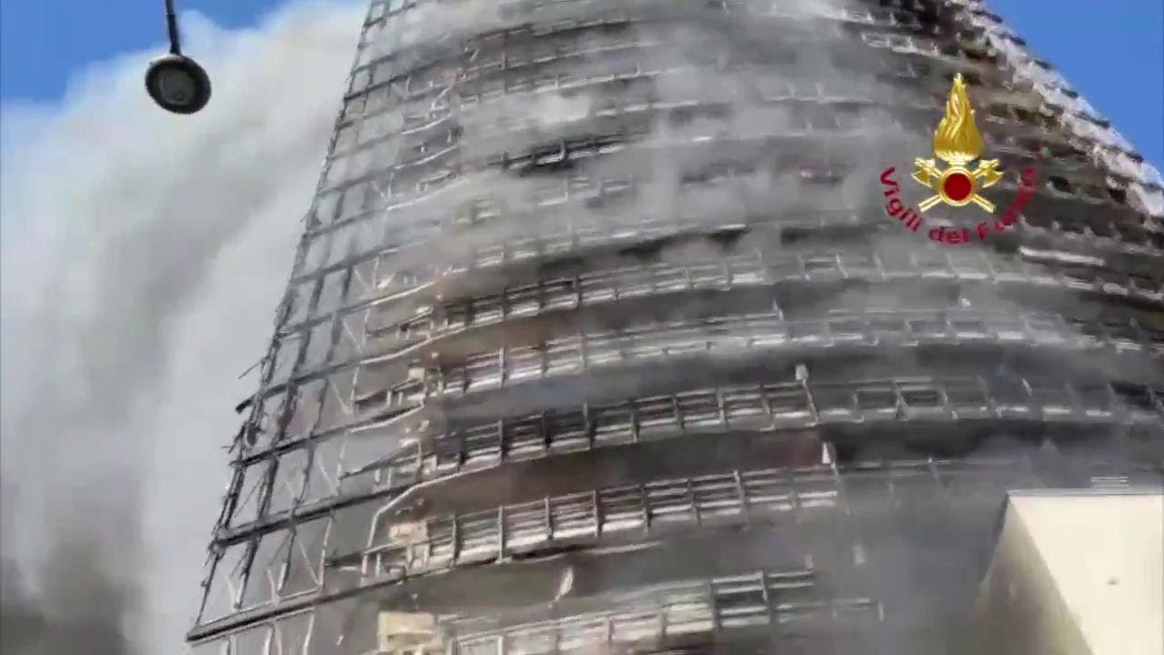 Milano, grattacielo in fiamme: le operazioni dei vigili del fuoco