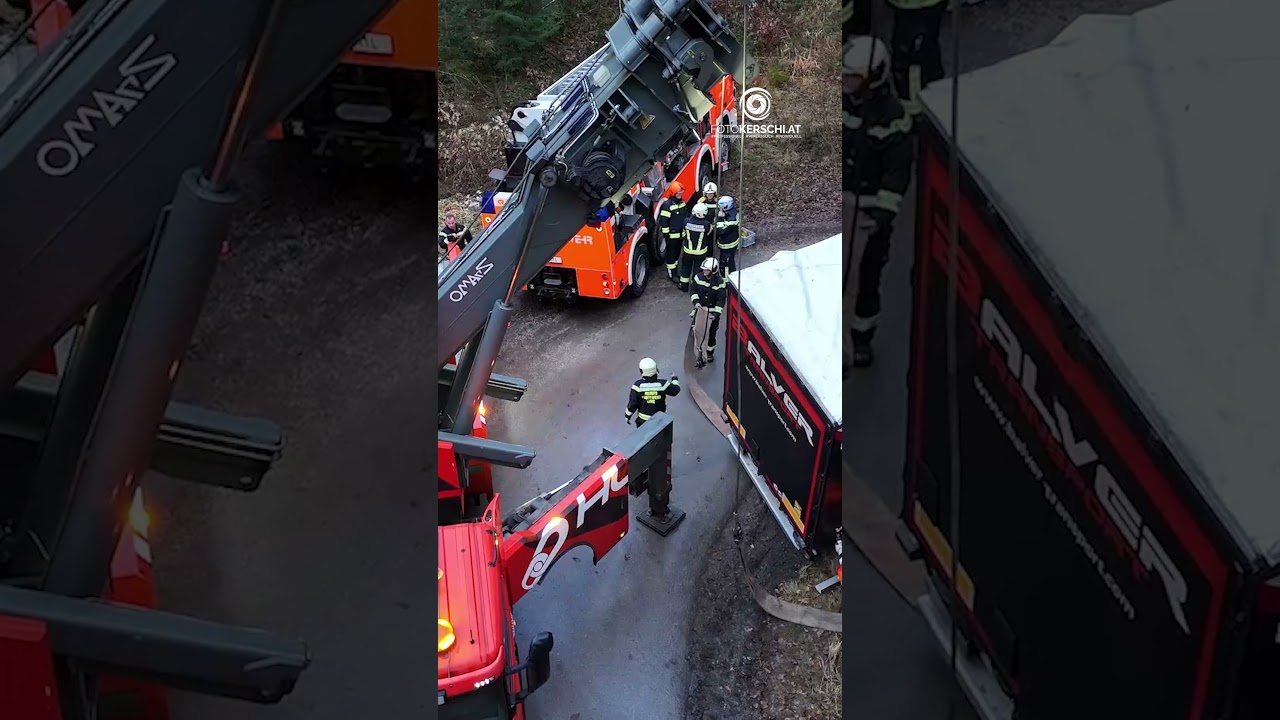 Aufwendige LKW Bergung auf einem G&uuml;terweg 1