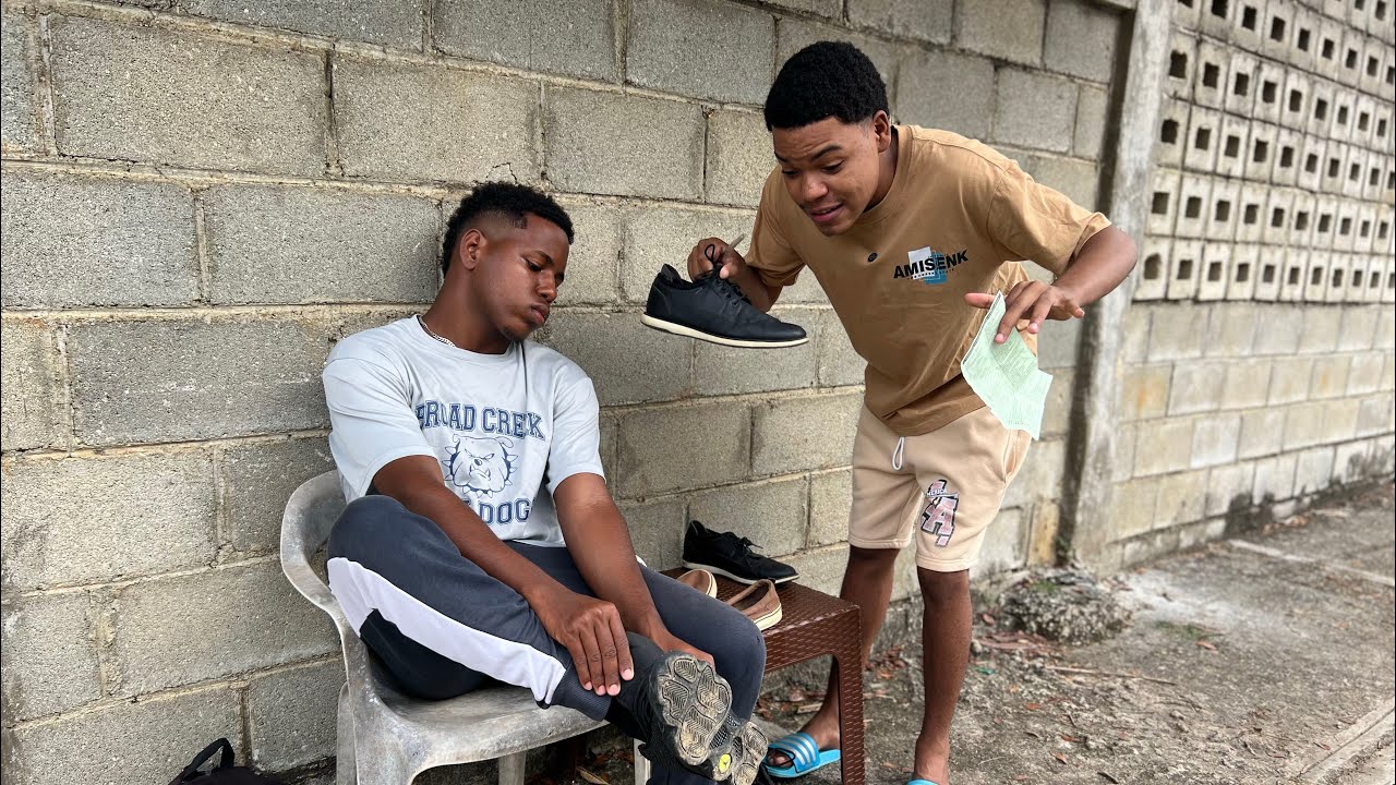 A este hombre es obligatorio comprarle zapatos 