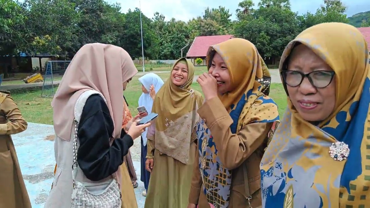Saat Eby Rizta di Gendong Oleh Kepala Sekolah