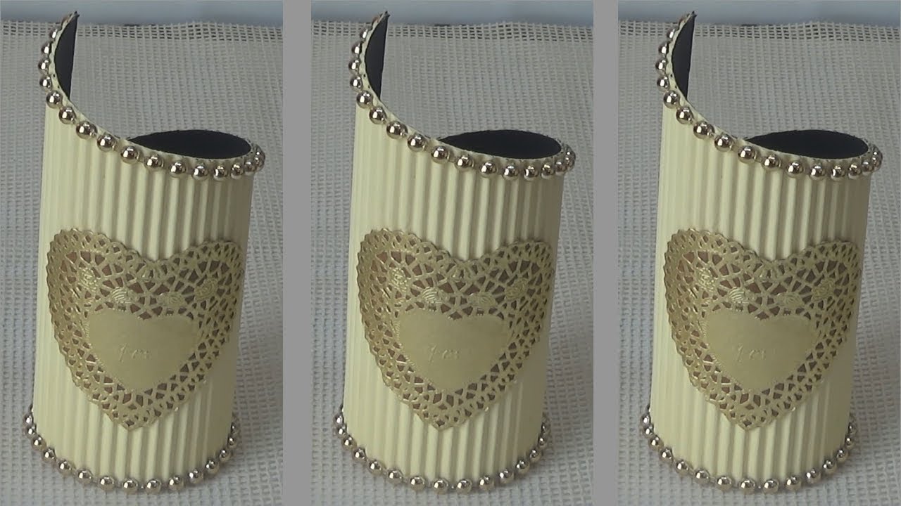 VASO FEITO COM TUBO DE PAPELÃO