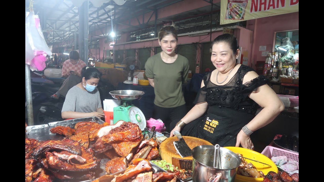 Hàng heo quay chị Mai càng về chiều càng đông vui, nhộn nhịp