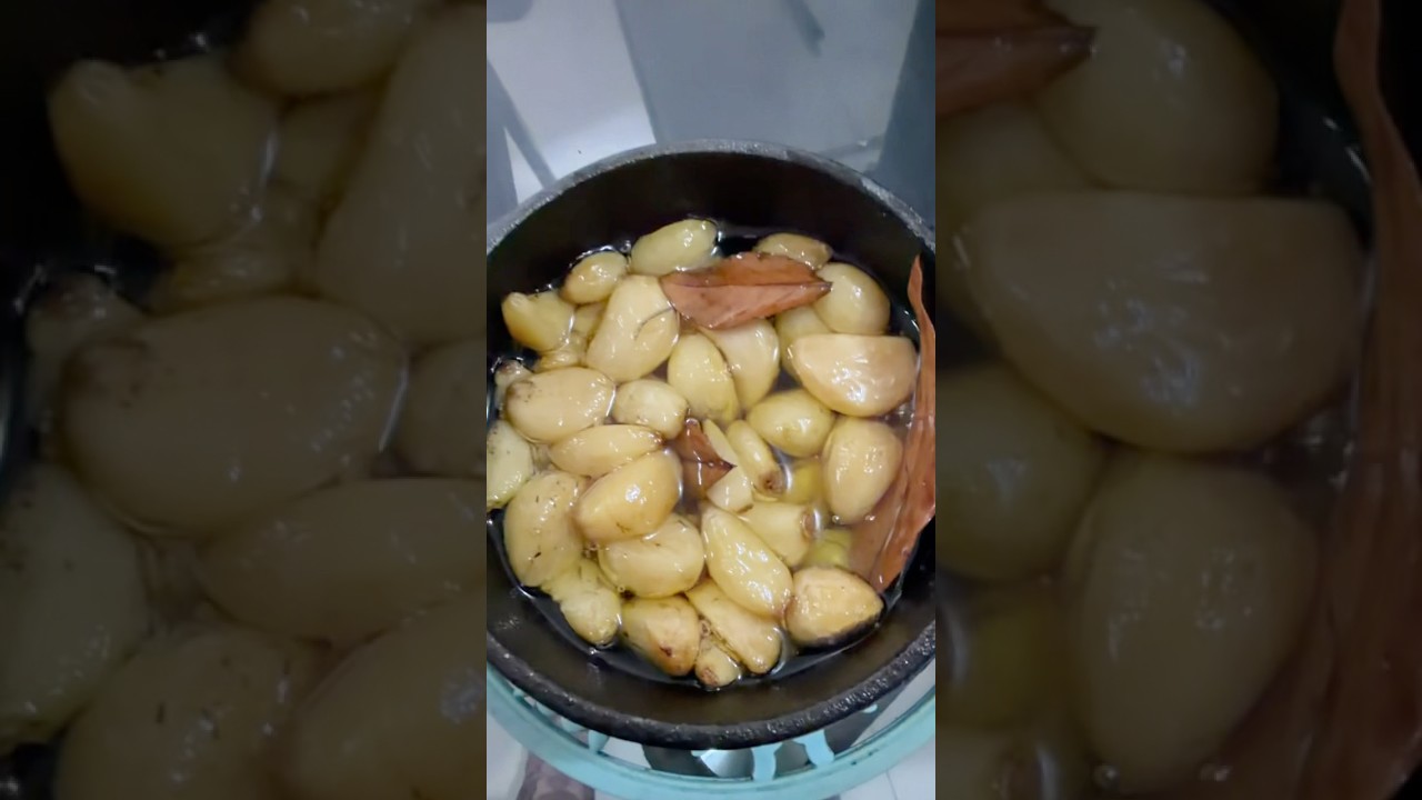 Запекание чеснока в чугунной кастрюле #шорты #чеснок